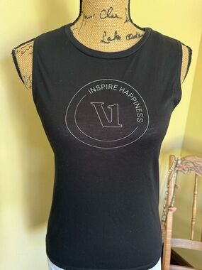 Vuori Women’s Black Sleeveless Graphic Tank Top - Inspire Happiness.